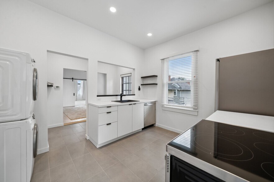 Kitchen - 2810 Griffin Ave