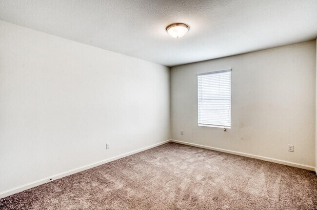 Building Photo - 720 Holly St