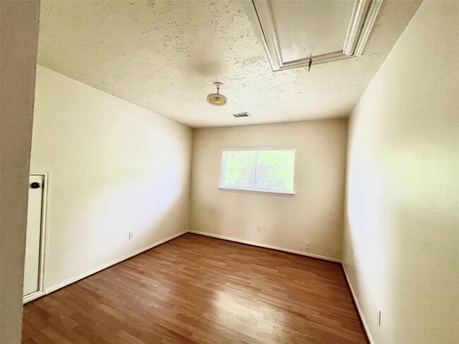 Building Photo - 1915 Summerfield Pl