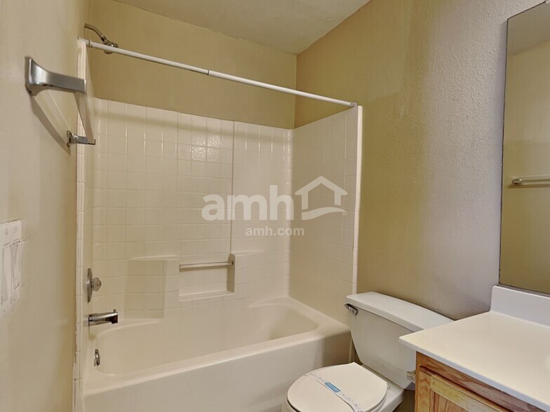 Building Photo - 6323 W Winslow Ave