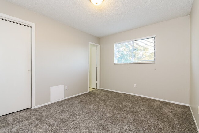 Building Photo - 490 Chicago Woods Cir