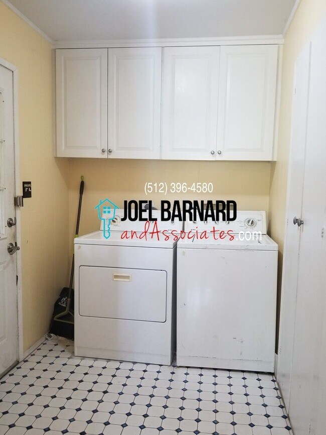 Building Photo - **Available May 17** Large Split Level Hom...