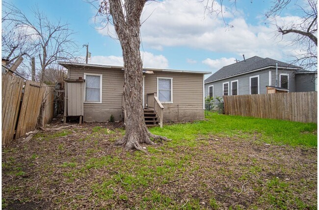 Building Photo - Don't Miss This Relaxing 3BR/1BA Home Near Beautiful Downtown!