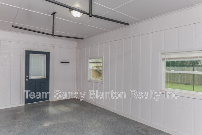 Building Photo - 3995 Tom Ln Dr