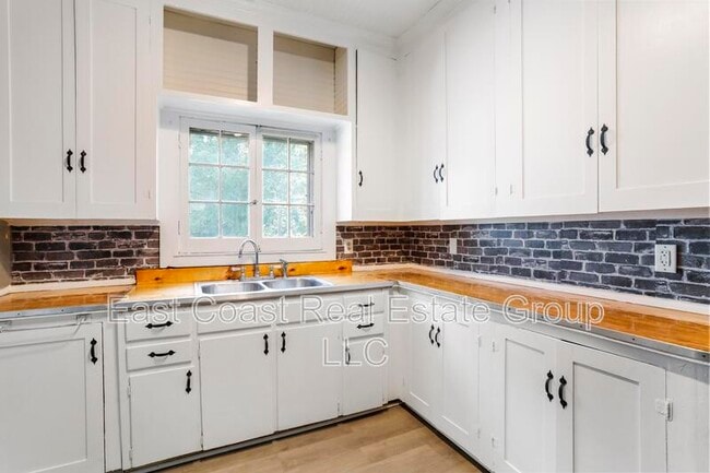 Building Photo - 208 N Mary St