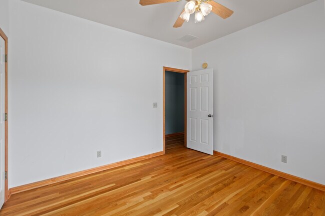 Building Photo - 1221 Hawthorne Ln