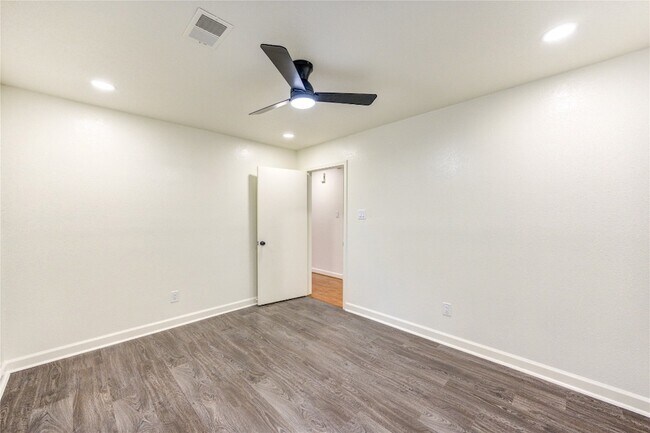 Building Photo - 16830 Scenic Gardens Dr