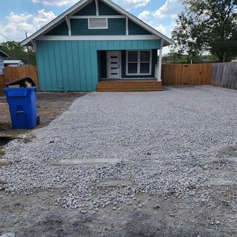 Building Photo - 608 E Pecan St