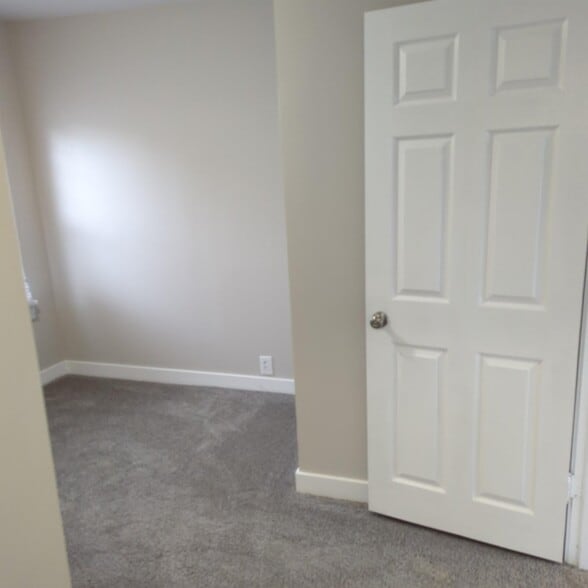 Building Photo - 220 Grandview Ave