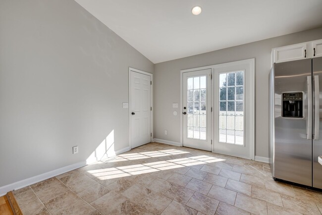 Building Photo - Nicely updated and well-maintained 3 bedro...