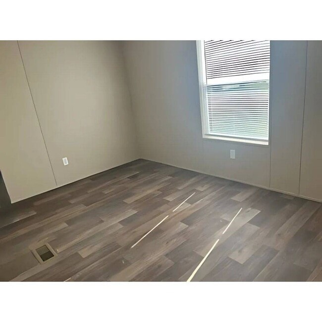 Building Photo - 1085 Spring Bay Rd