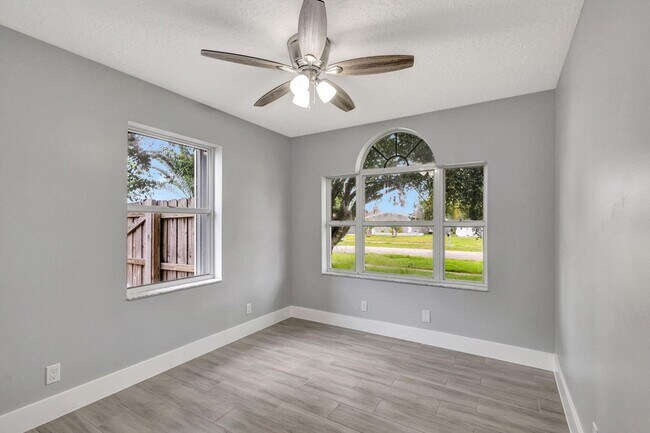 Building Photo - 843 Azalea Dr