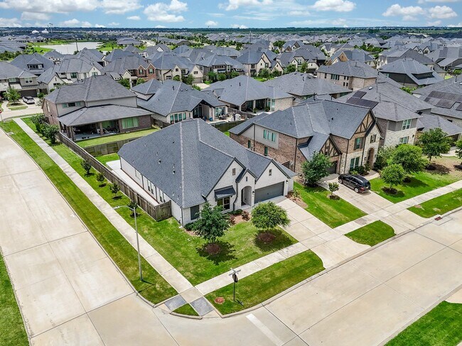 Building Photo - 28903 Creekside Bend Dr