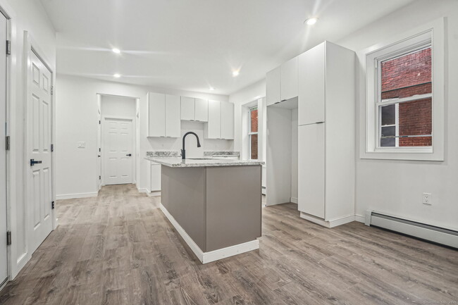 Building Photo - 208 Magnolia St