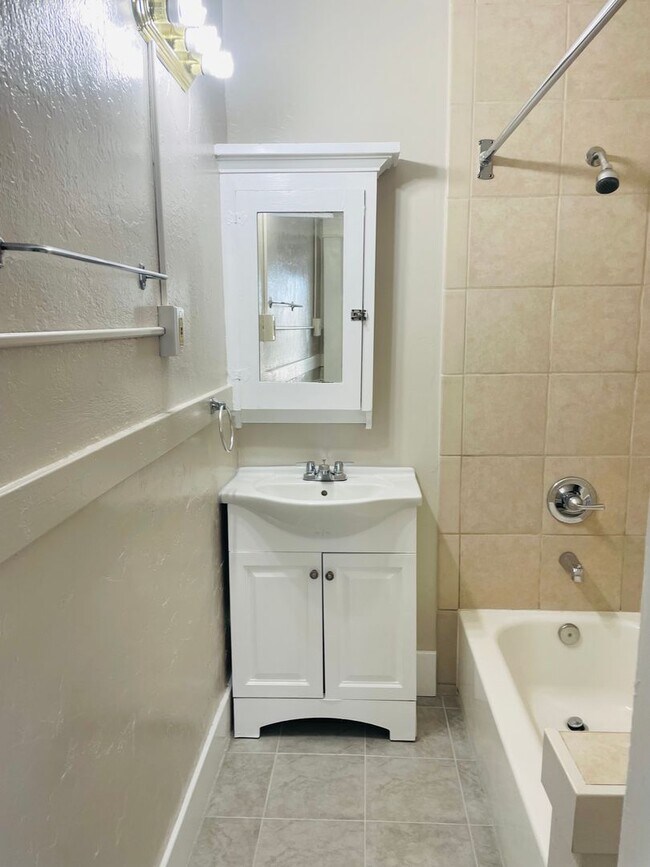 Building Photo - Fully Remodeled Charming Historic 2 Bed 1 ...