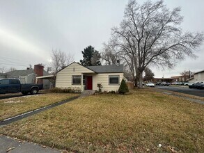 Building Photo - Charming Downtown Redmond Home with Huge Fenced Yard & Garage!