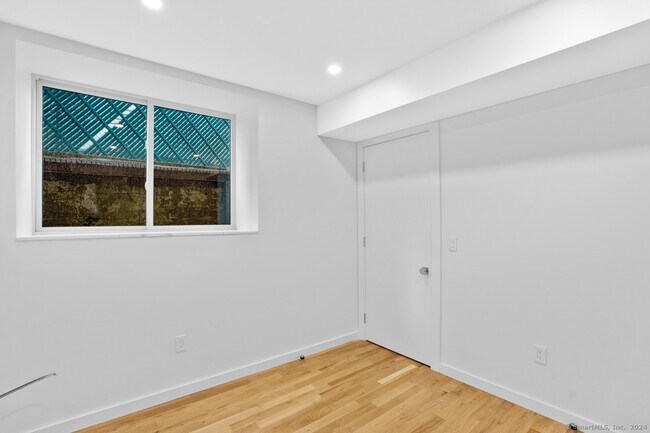 Building Photo - 590 Orange St