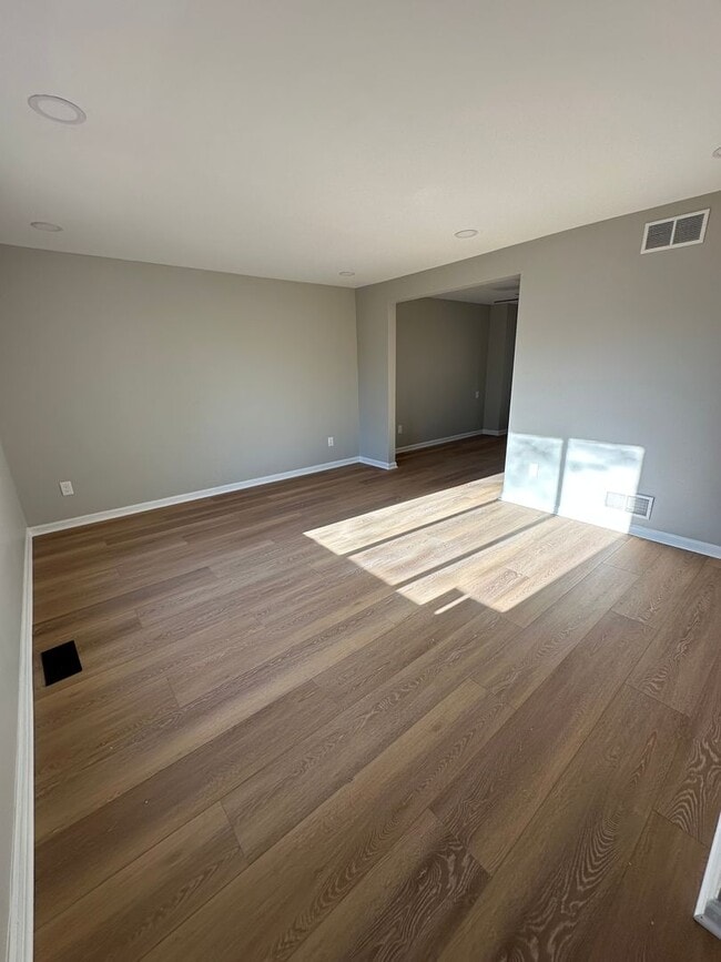 Building Photo - 4 bedroom 2.5 bath single family in Burlin...