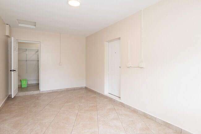 Building Photo - 374 Linda Ln