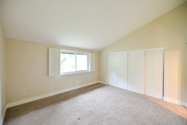 Building Photo - Fully Remodeled unit in the beautiful gate...