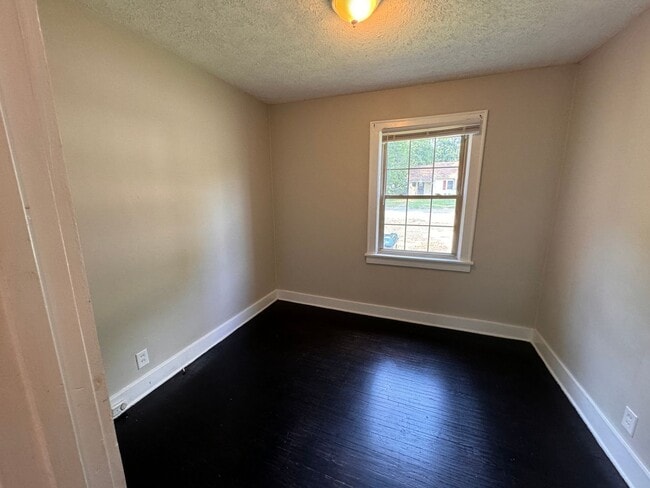 Building Photo - Charming Three bedroom, one bath house!