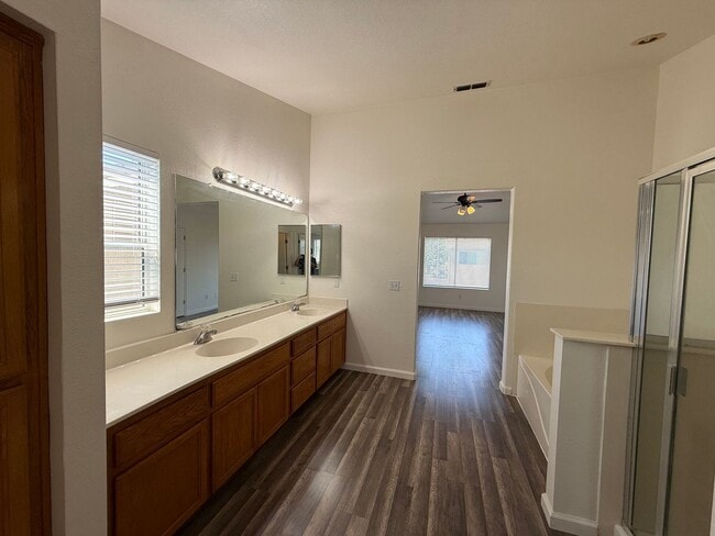 Building Photo - 4-bedroom two story home in Sylvan School ...