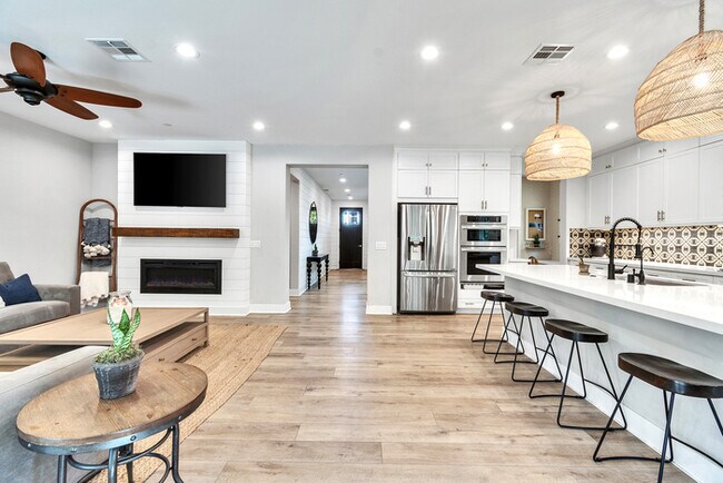 Building Photo - Light and bright 4 bedroom 3 bath beauty i...
