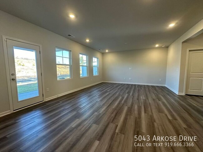 Building Photo - Charming 3 Bedroom Town Home Located In Ra...