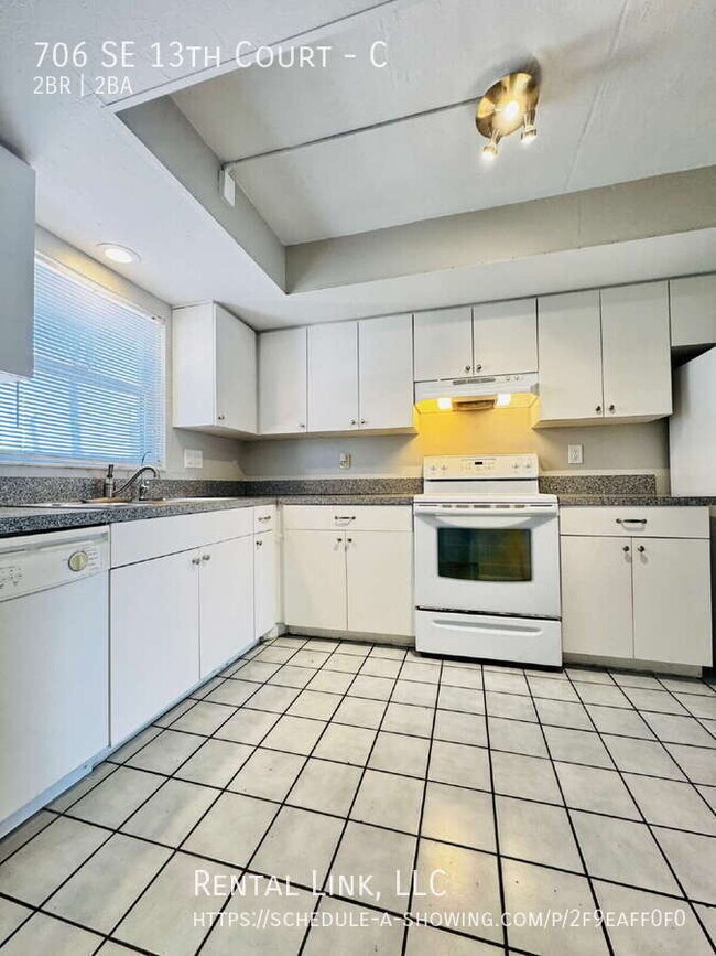 Building Photo - 706 SE 13th Ct