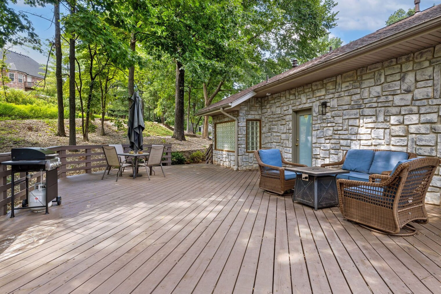 Building Photo - 10 Spring Valley Dr