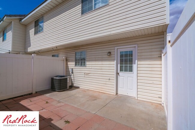 Building Photo - 2 Bedroom Townhome Available