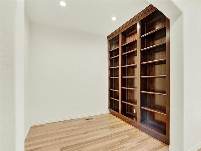 Building Photo - Spacious 3BR Townhome in Littleton