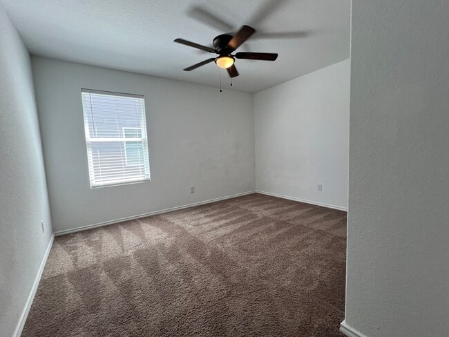 Building Photo - NEWER 4BDRM HOME IN LONDON ISD!