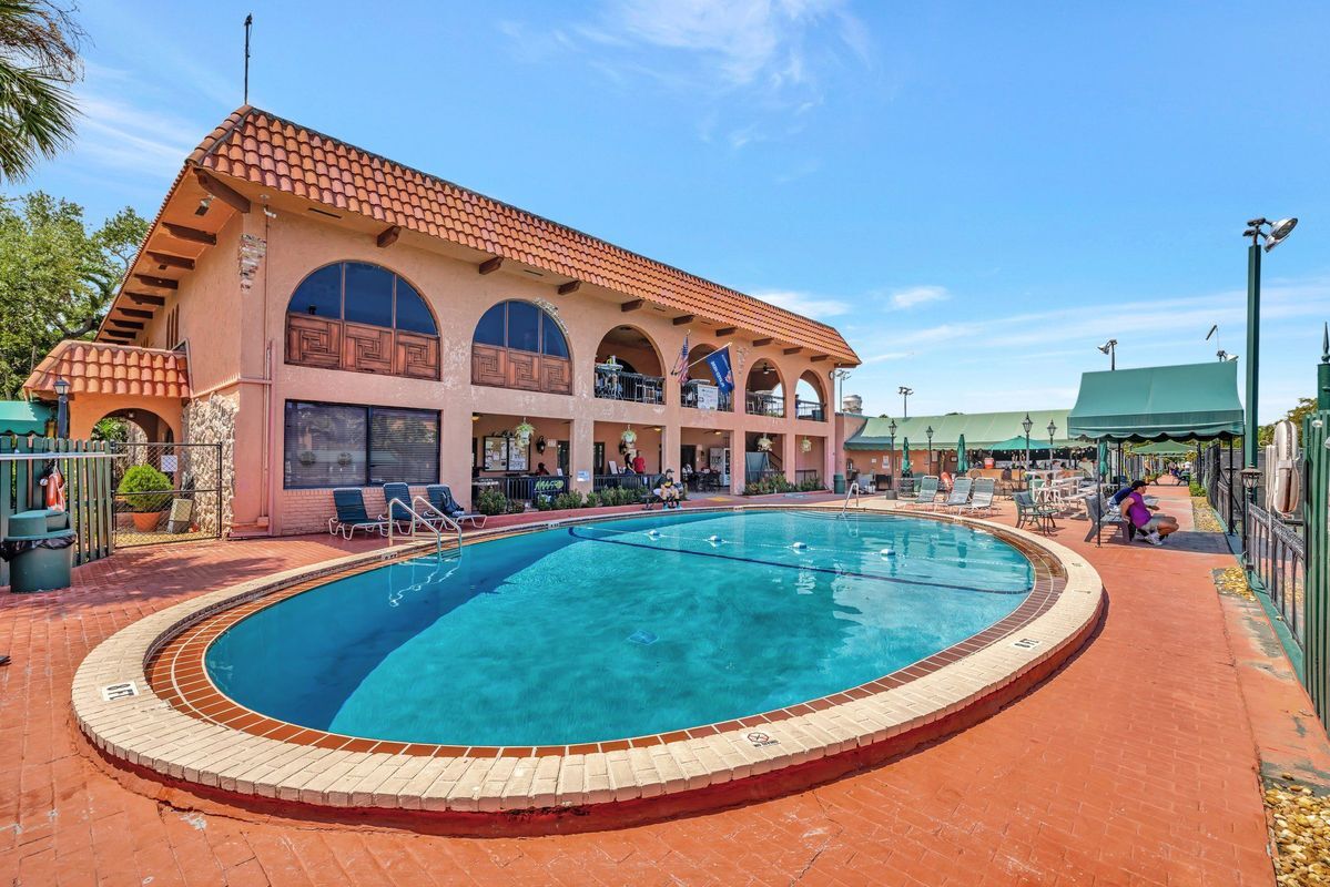 Building Photo - 660 Tennis Club Dr