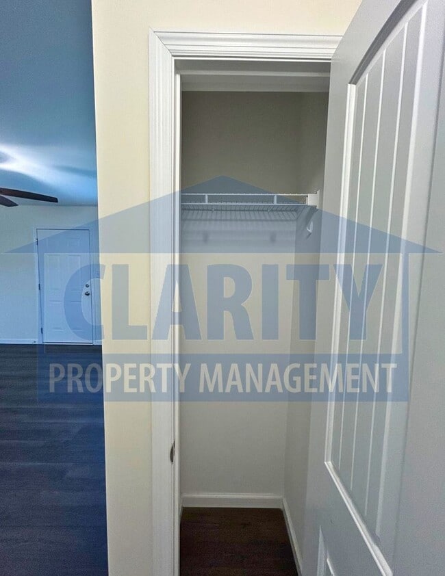 Building Photo - Two bedroom townhome w/garage!
