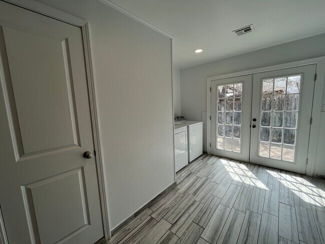 Building Photo - KW 3 bedroom 1 Full bath