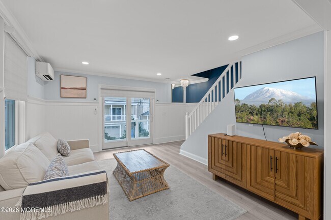 Building Photo - 11 Center St