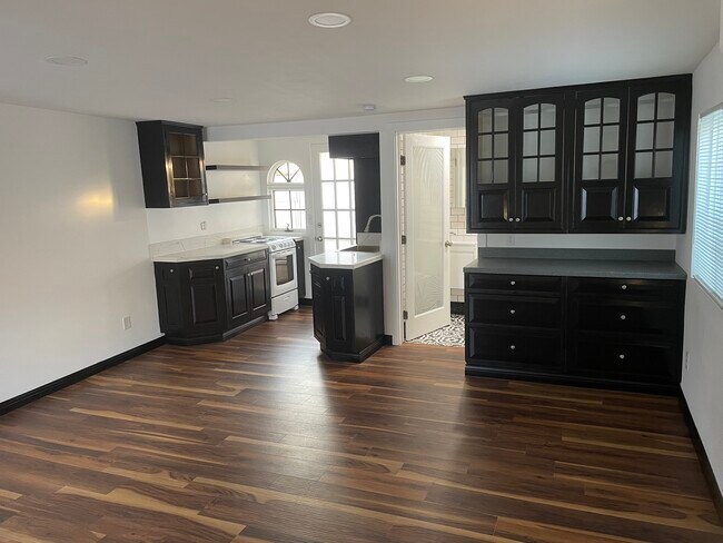 Building Photo - 407 Naranja Dr
