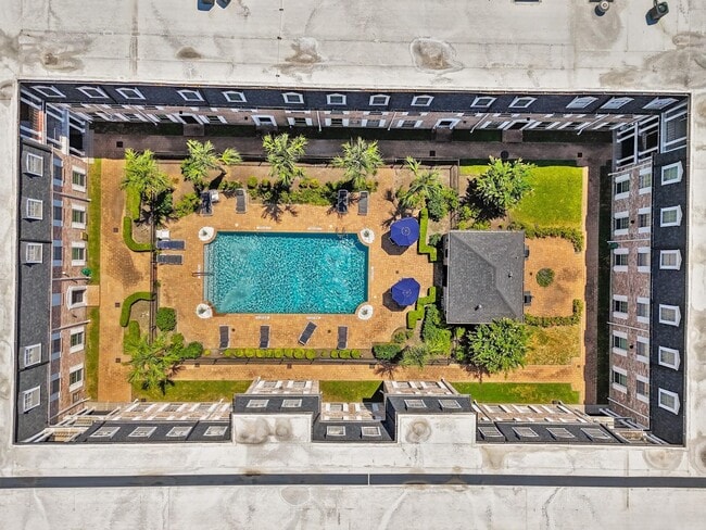 Building Photo - 357 N Post Oak Ln