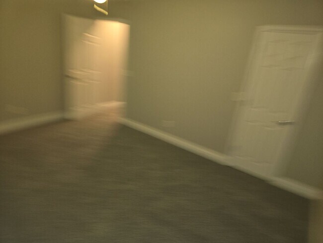 Building Photo - 2 bedroom 1 bath unit duplex