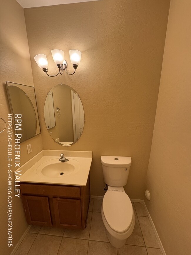 Building Photo - Cozy 4 bed / 2.5 bath with new carpet in p...