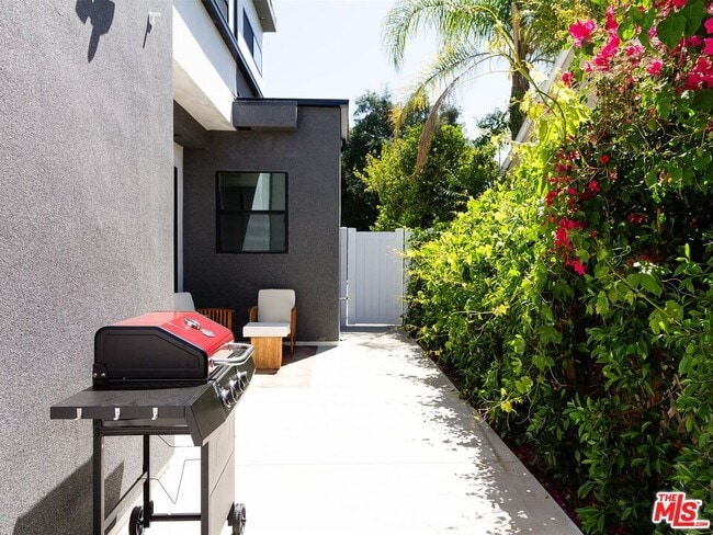 Building Photo - 5929 Hesperia Ave