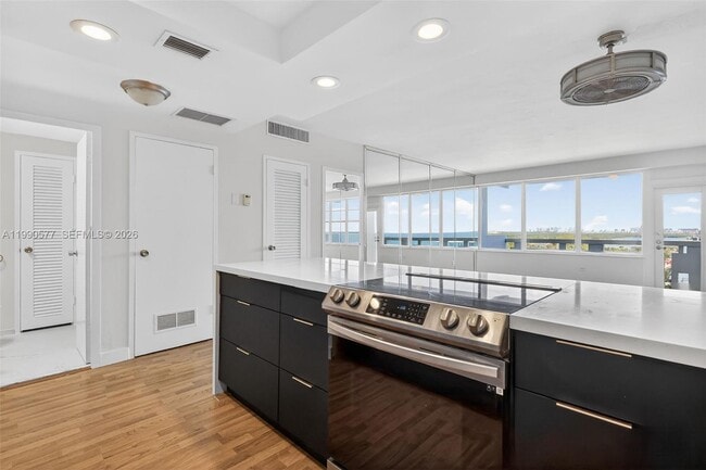 Building Photo - 3111 N Ocean Dr