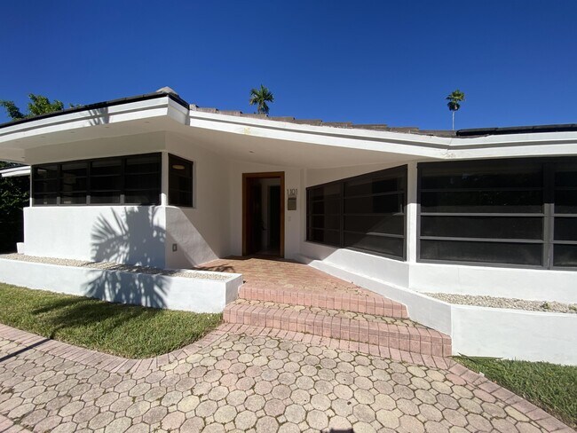 Building Photo - 1101 Bay Dr