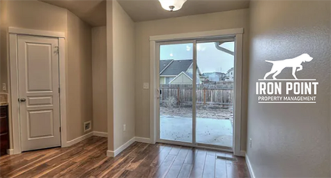 Building Photo - 3bed/2bath w/bonus room, 3 car garage, spl...