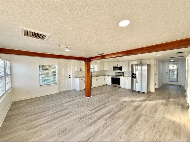 Building Photo - 715 E Silver Star Rd