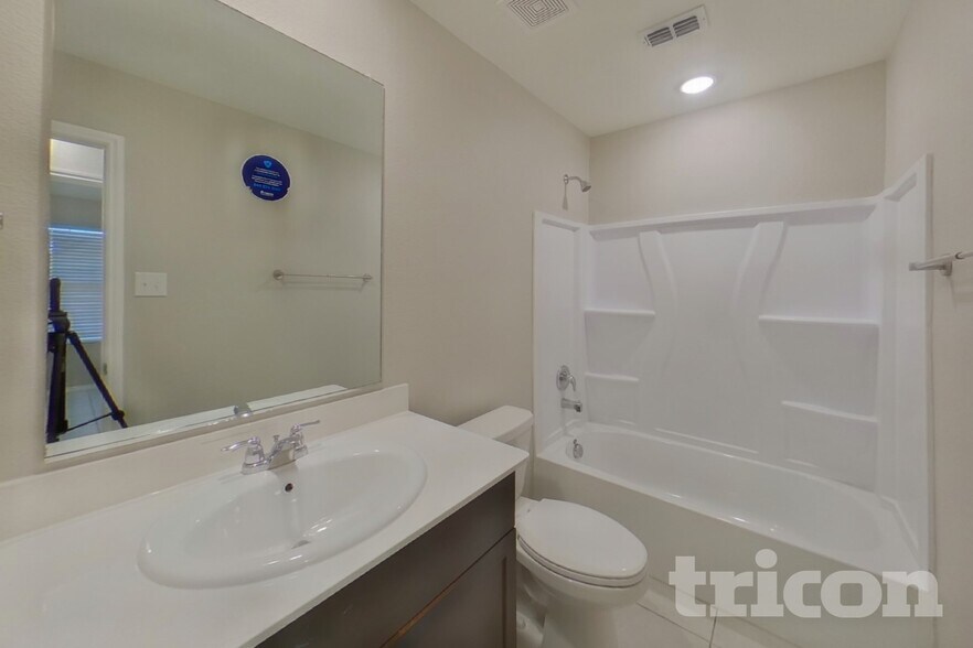 Building Photo - 2602 Vavra Ln