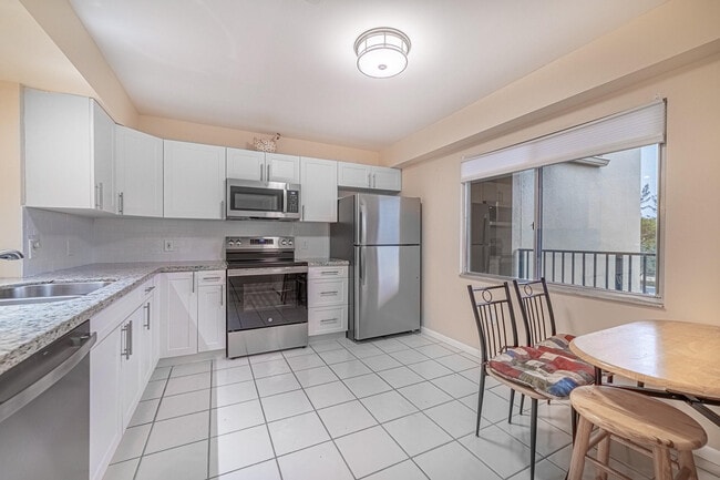 Building Photo - 901 SW 141st Ave