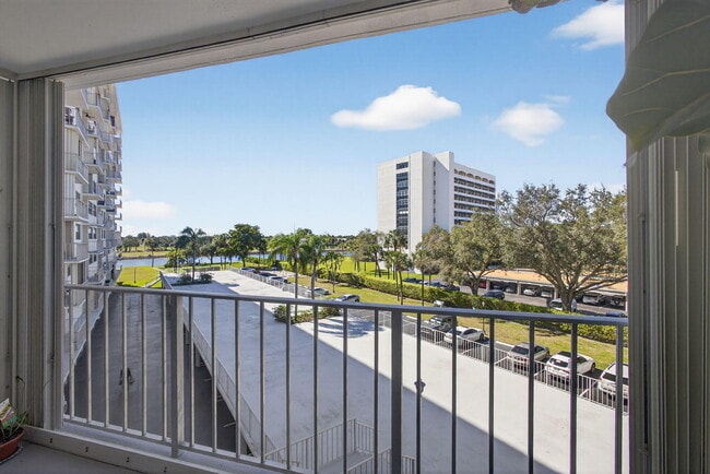 Building Photo - 336 Golfview Rd