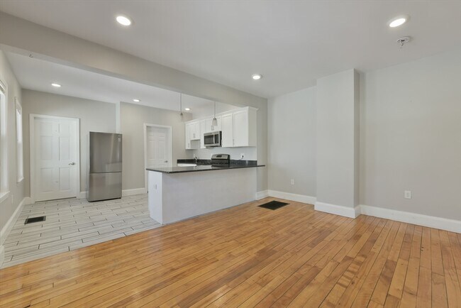 Building Photo - 10 Howell Ct